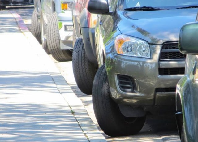 Ban Mobil Belok Saat Parkir