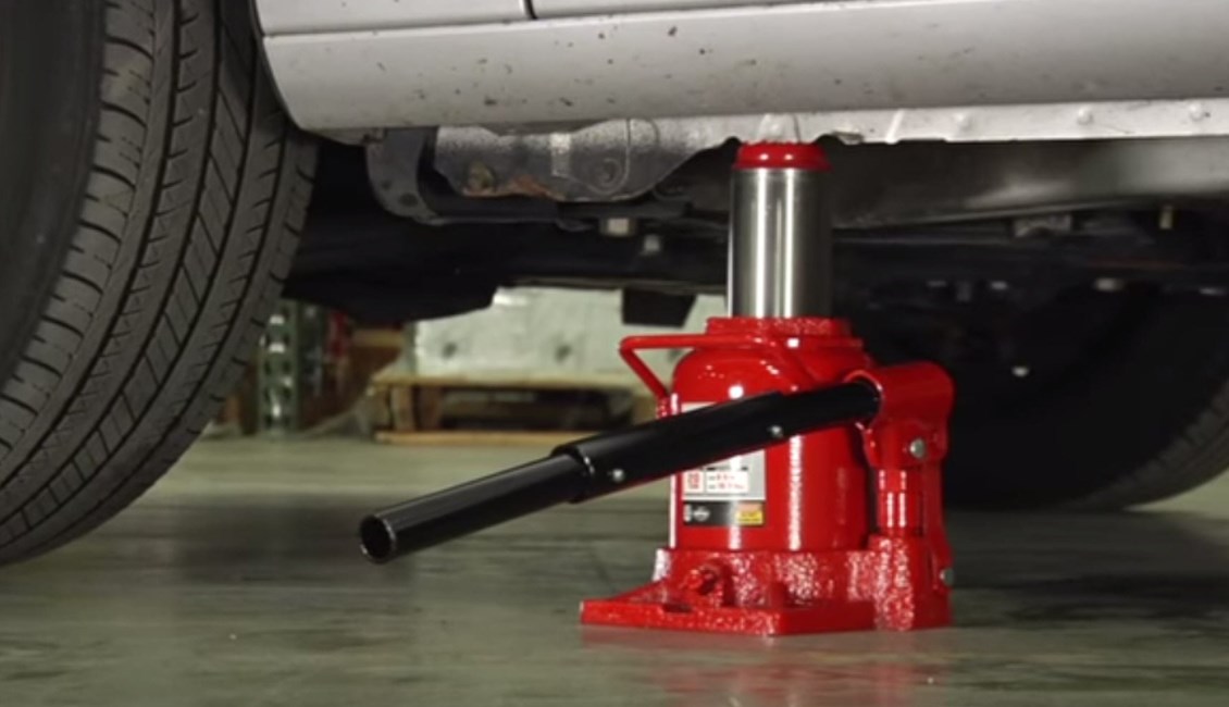 Cara Dongkrak Mobil yang Benar