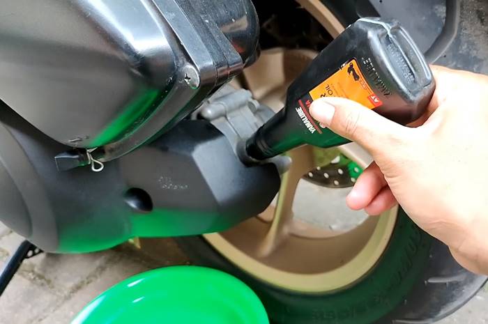 Waktu Idealnya Ganti Oli Gardan Motor Matic